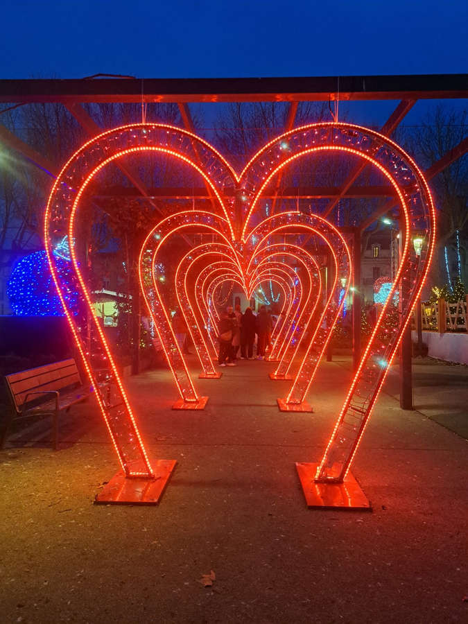 Illuminated 2D heart-shaped photocall arch