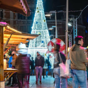 sapin-conique-avec-boules-lumineux-2