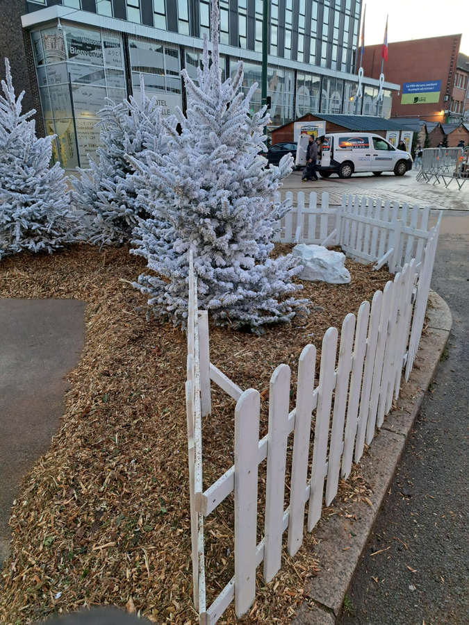 Rambardes blanches en bois décoratives