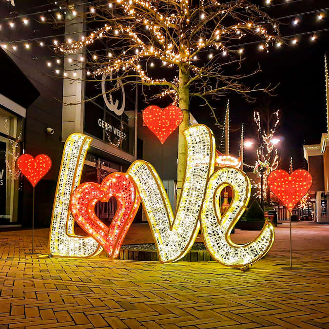 Set of 3 illuminated LED hearts on stands