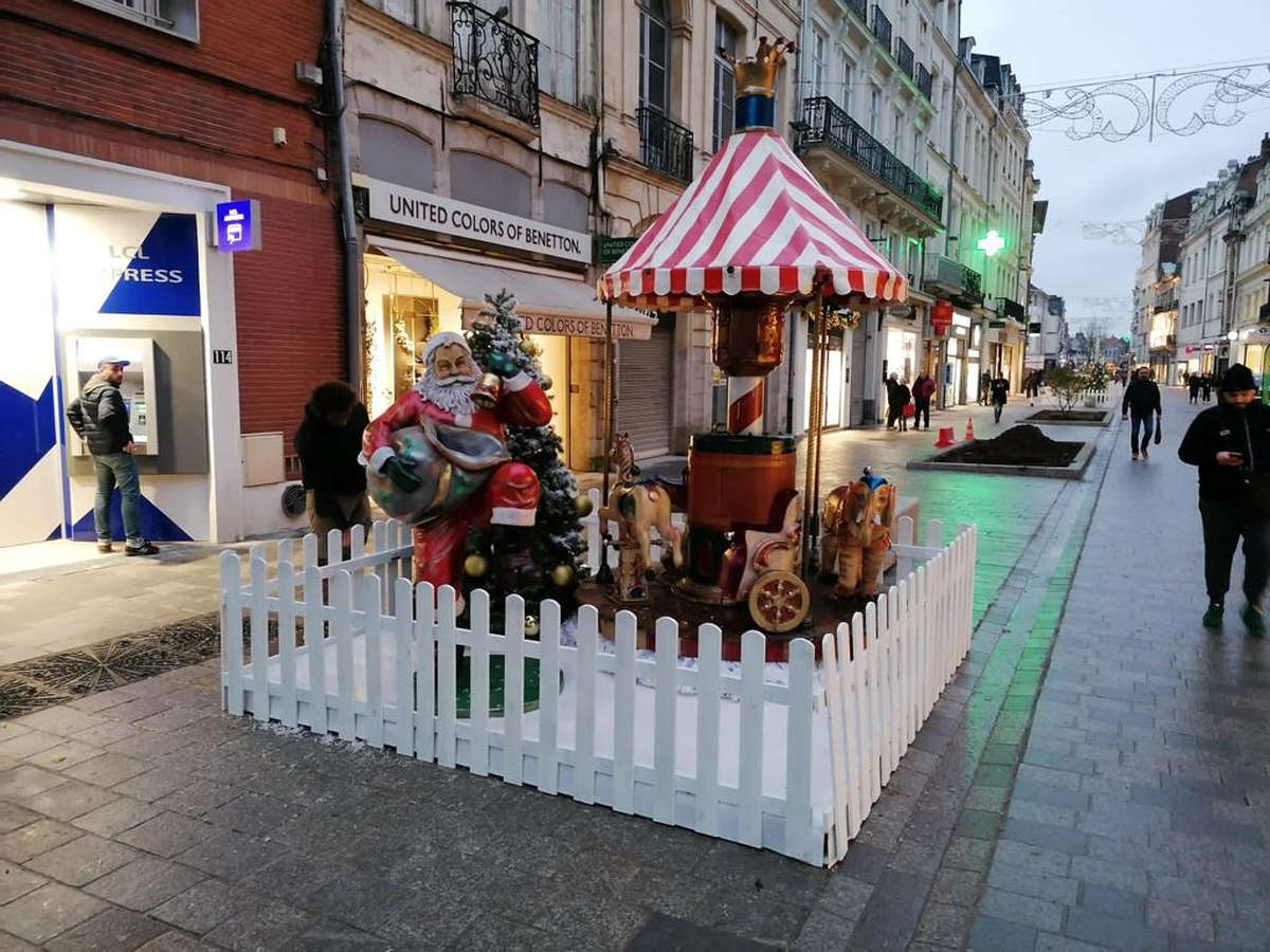 pere-noel-avec-cloche