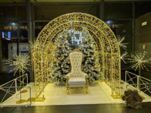 trone-du-pere-noel-blanc-et-or-5