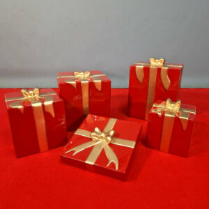 cadeau-decoratif-rouge-avec-ruban-dore-2