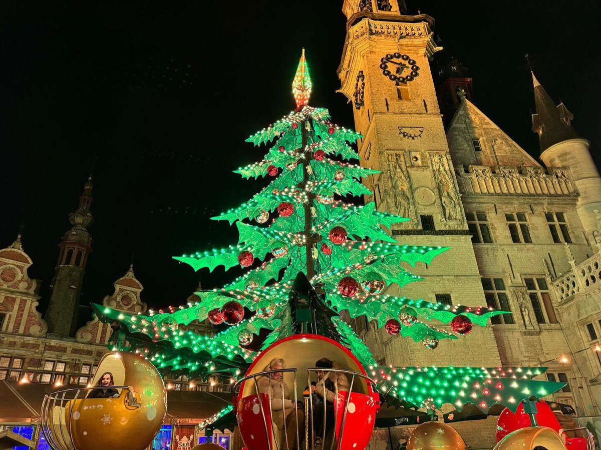 carrousel-sapin-avec-boules-lumineuses-vertes-1