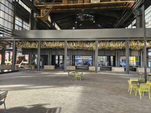 guirlande-decorative-suspendue-en-multiples-bandes-de-film-metallise-dore-1_1