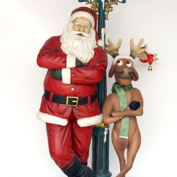 pere-noel-avec-lampadaire-et-renne-rigolo-2