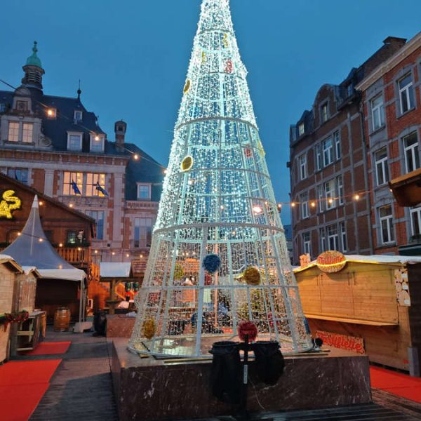 sapin-conique-avec-boules-lumineux-1
